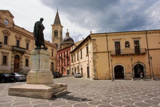 Dietro Piazza Maggiore Sulmona Bagian luar foto