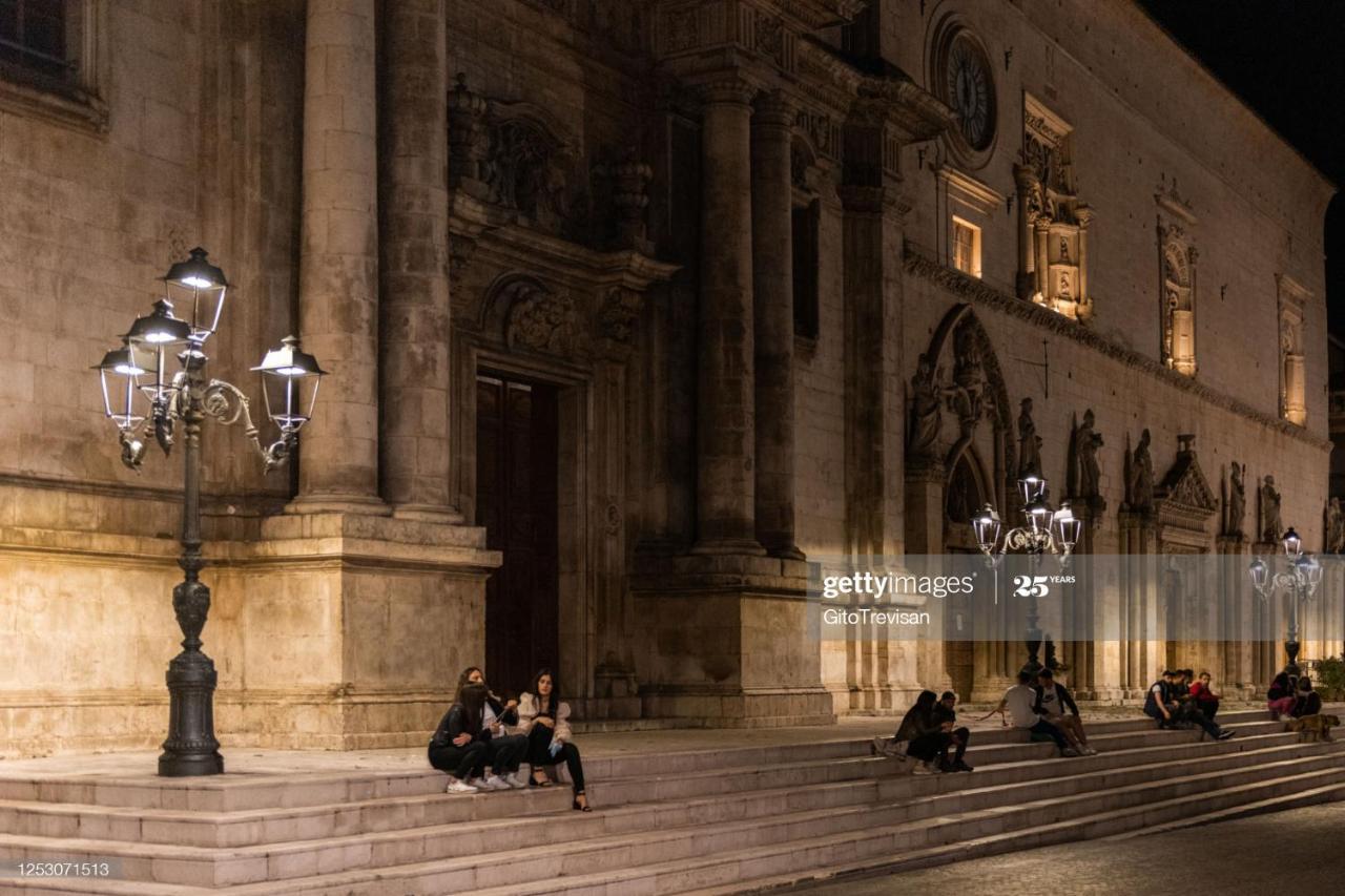 Dietro Piazza Maggiore Sulmona Bagian luar foto