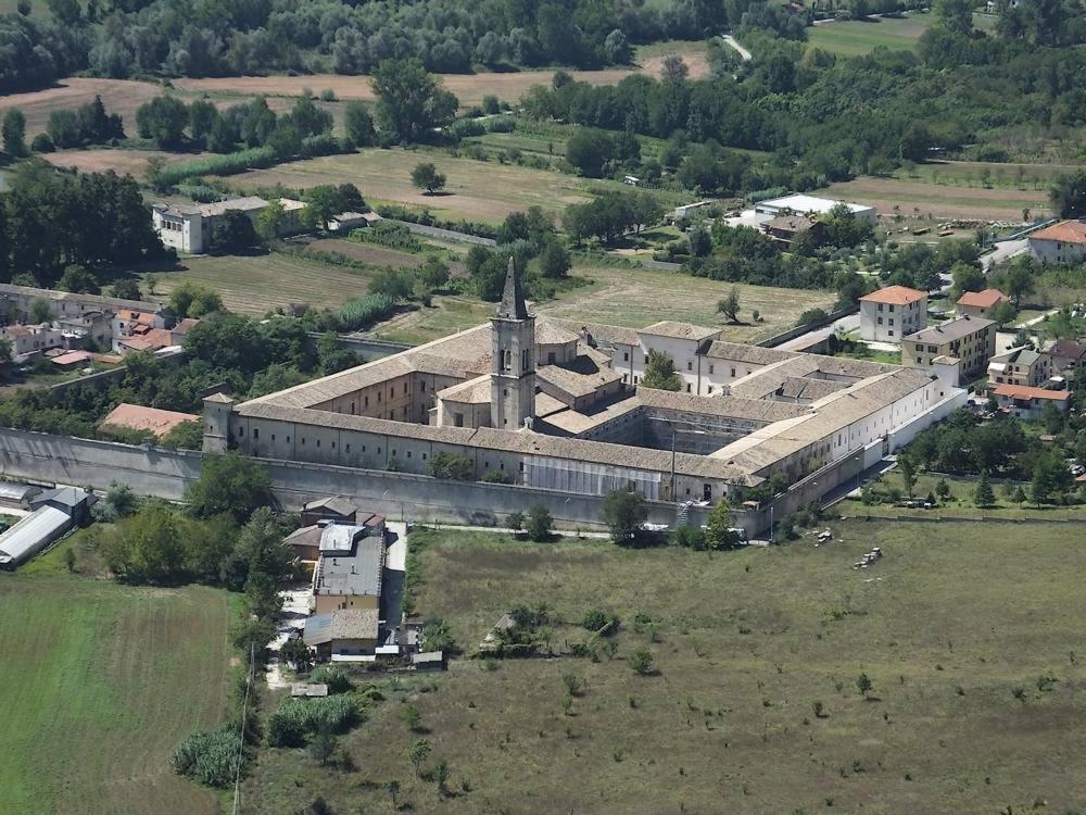 Dietro Piazza Maggiore Sulmona Bagian luar foto